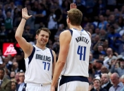 东契奇连续二十场比赛得分超过刷新纪录，加拿大队不断突破！赢得满堂喝彩的简单介绍